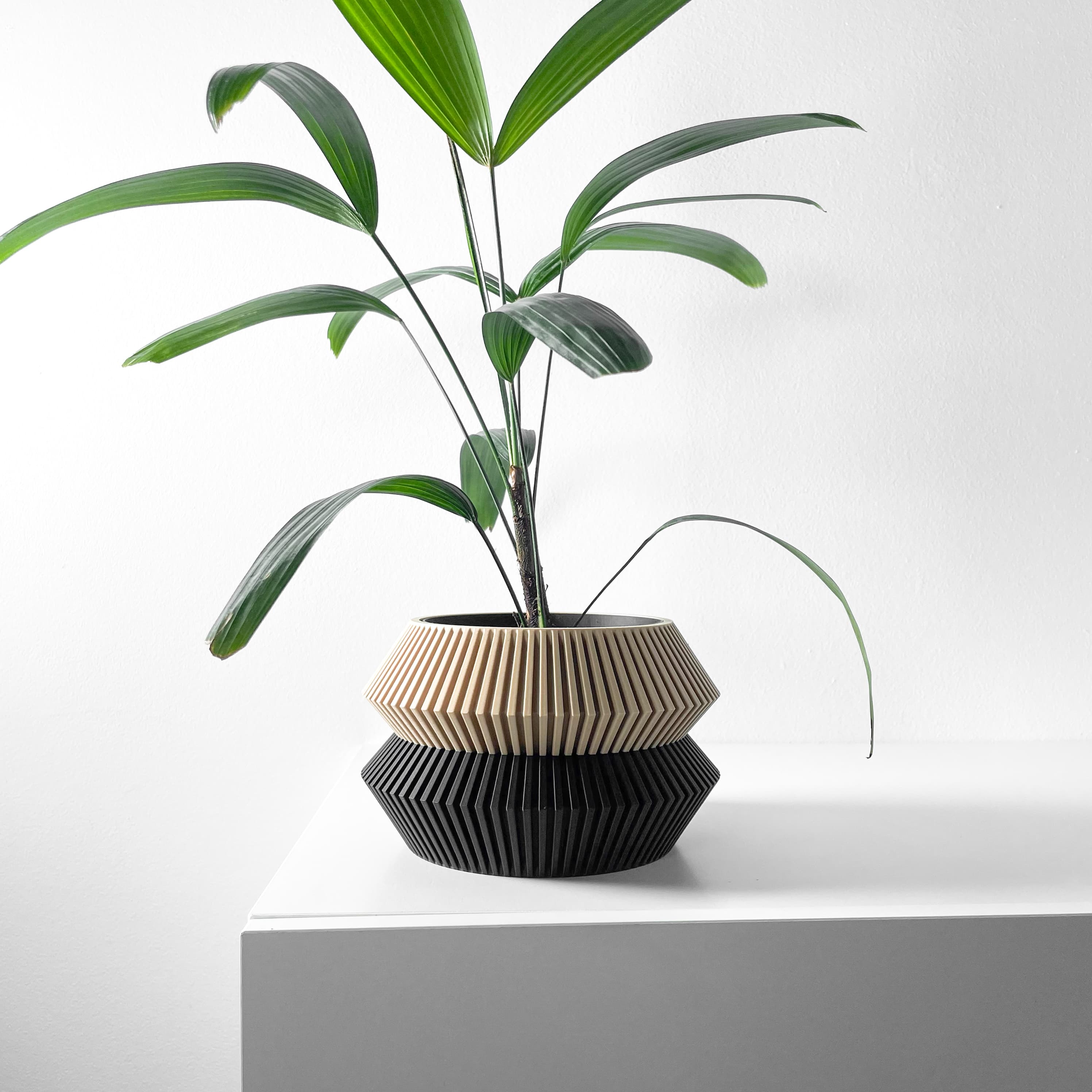 The Wenra Planter Pot With Drainage Tray & Stand Included
