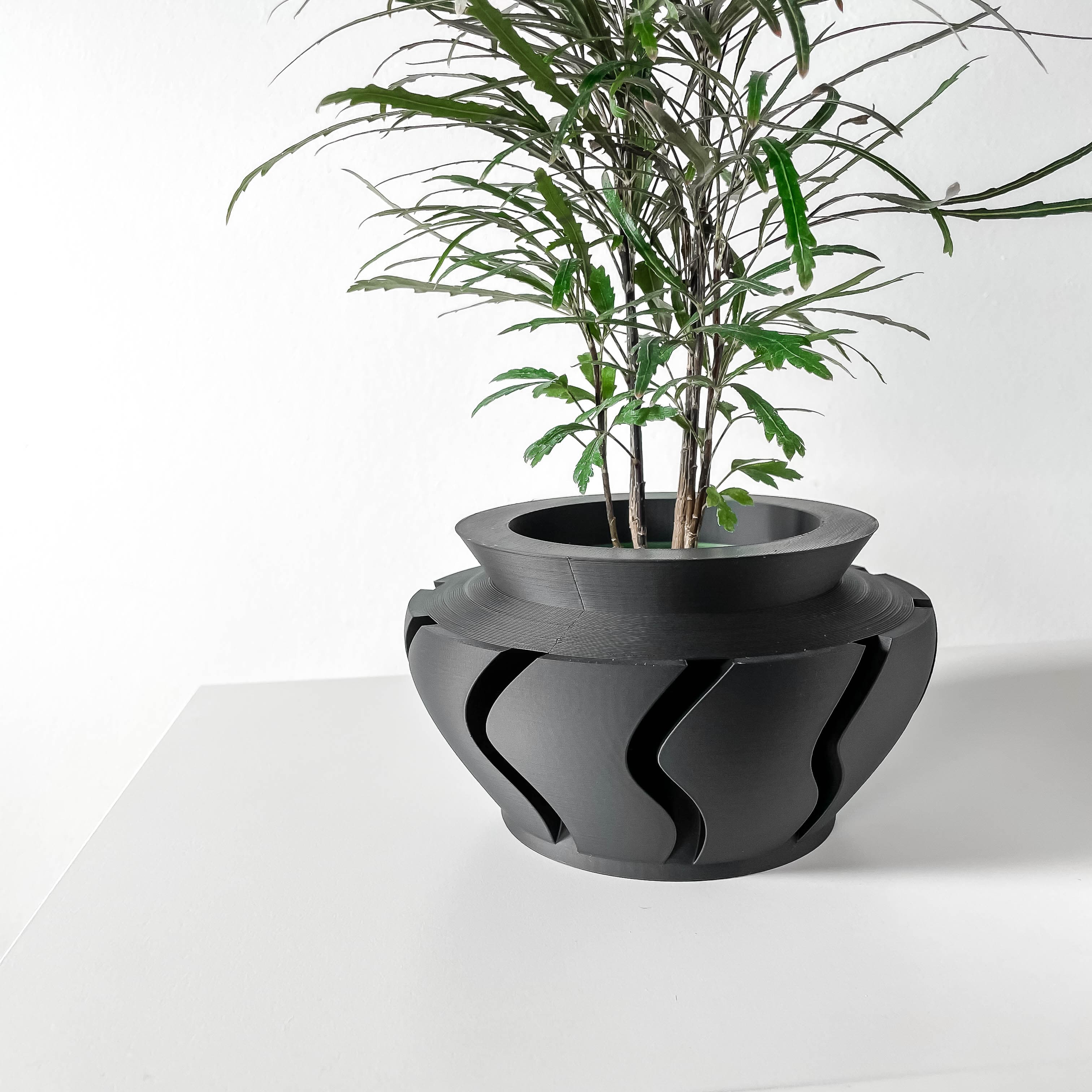 The Inero Planter Pot With Drainage Tray & Stand