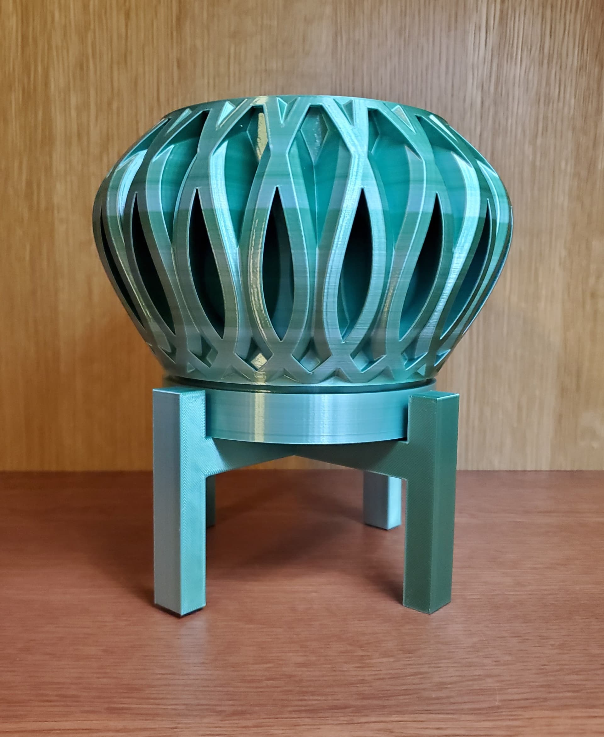 The Serik Planter Pot With Drainage Tray & Stand