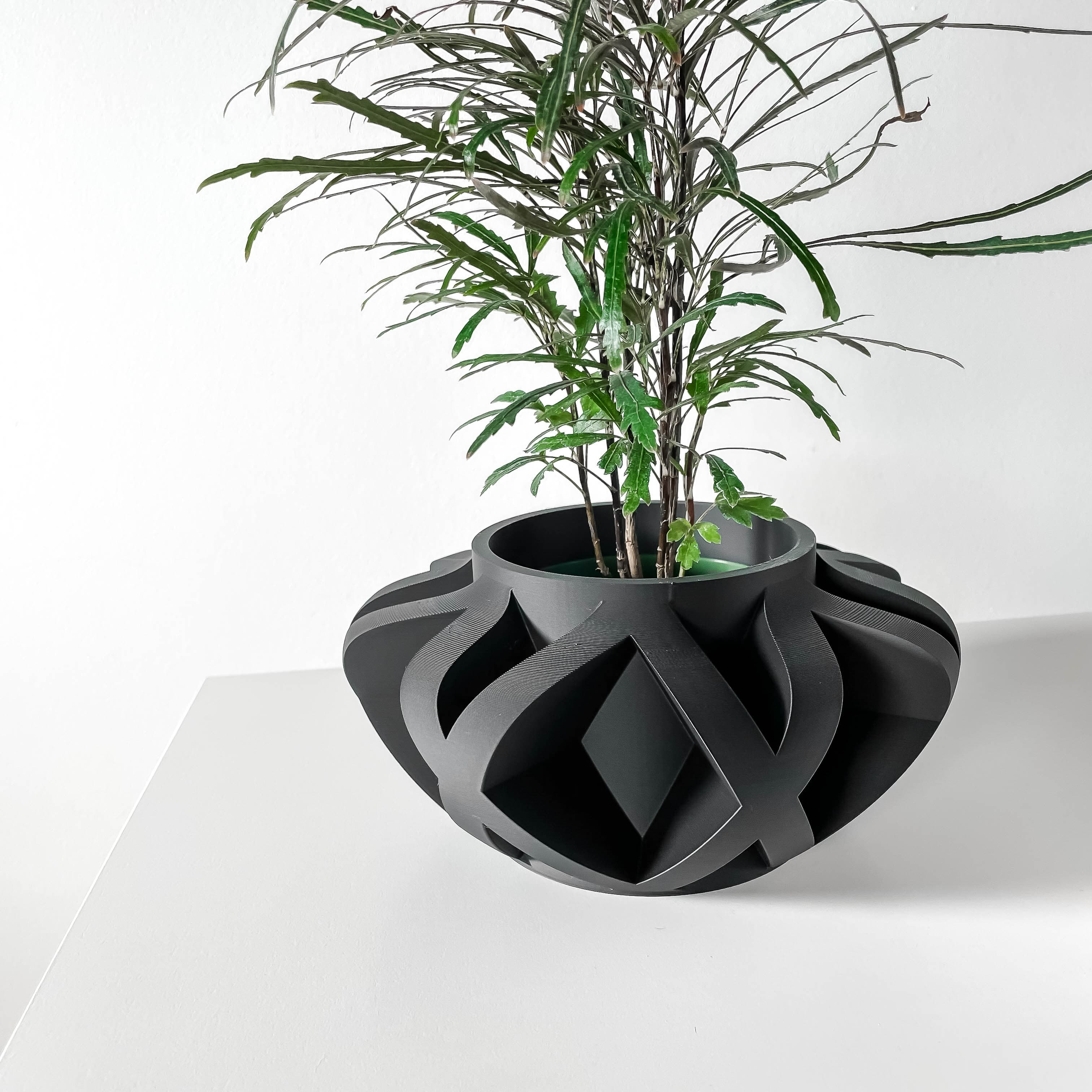 The Sono Planter Pot With Drainage Tray & Stand