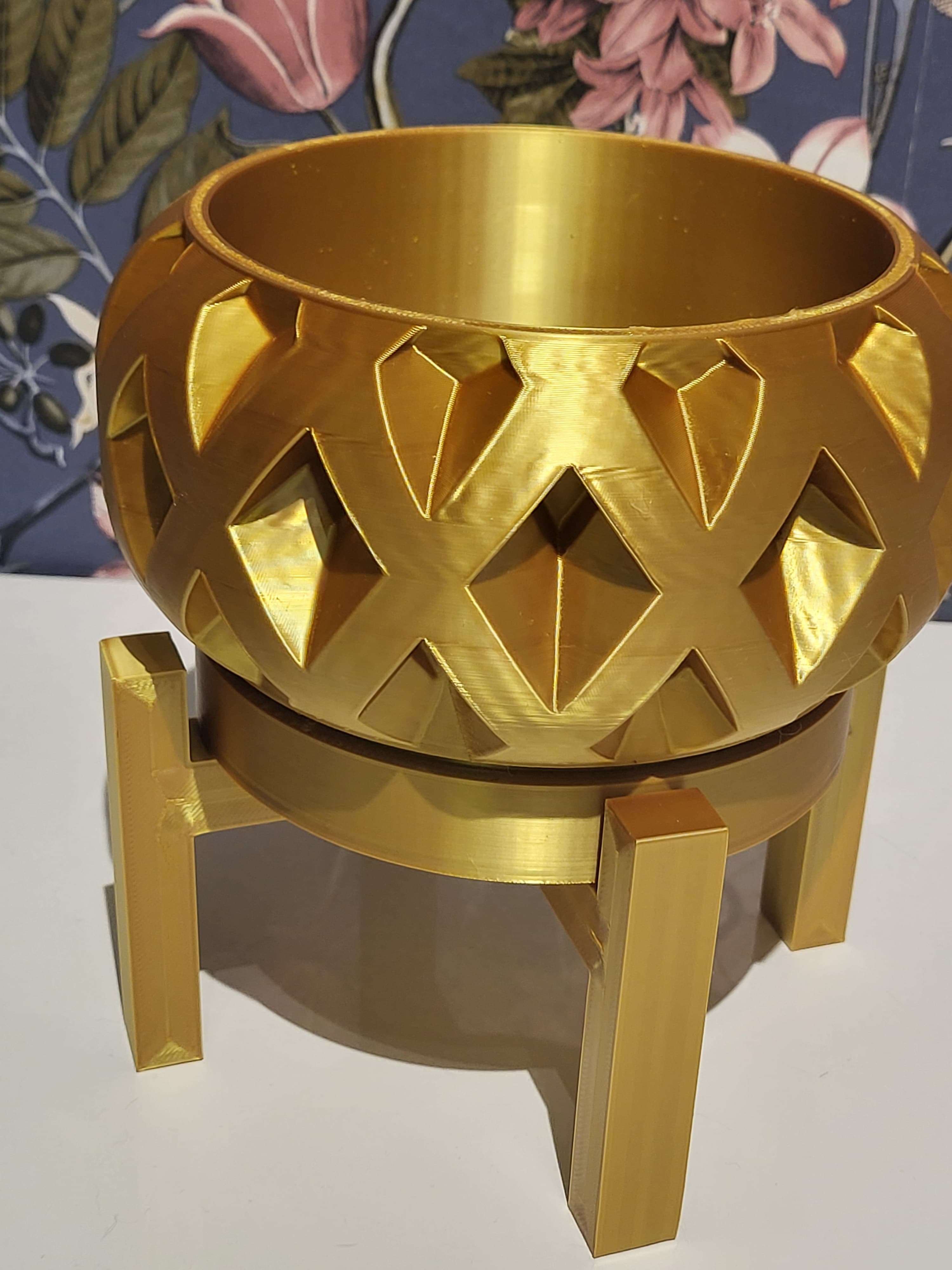 The Welen Planter Pot With Drainage Tray & Stand Included