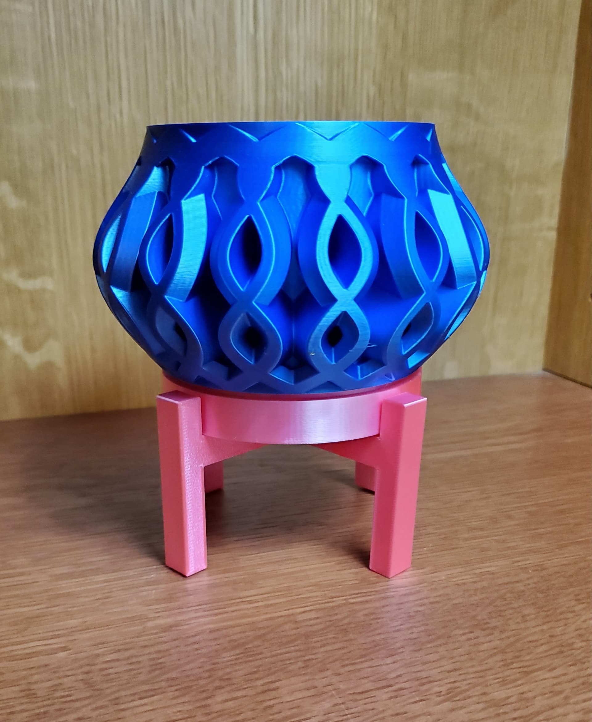 The Cylas Planter Pot With Drainage Tray & Stand