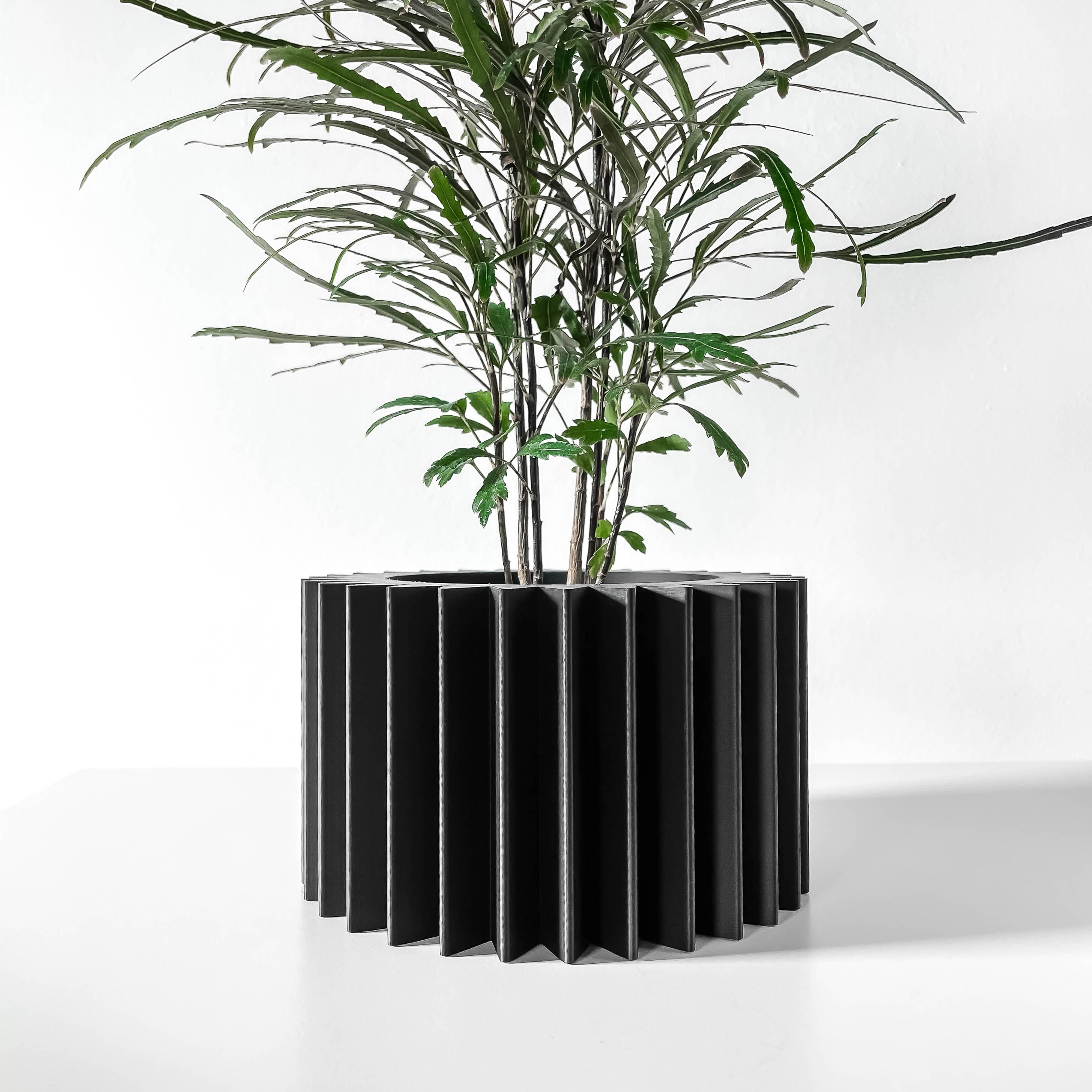 The Tuno Planter Pot With Drainage Tray & Stand