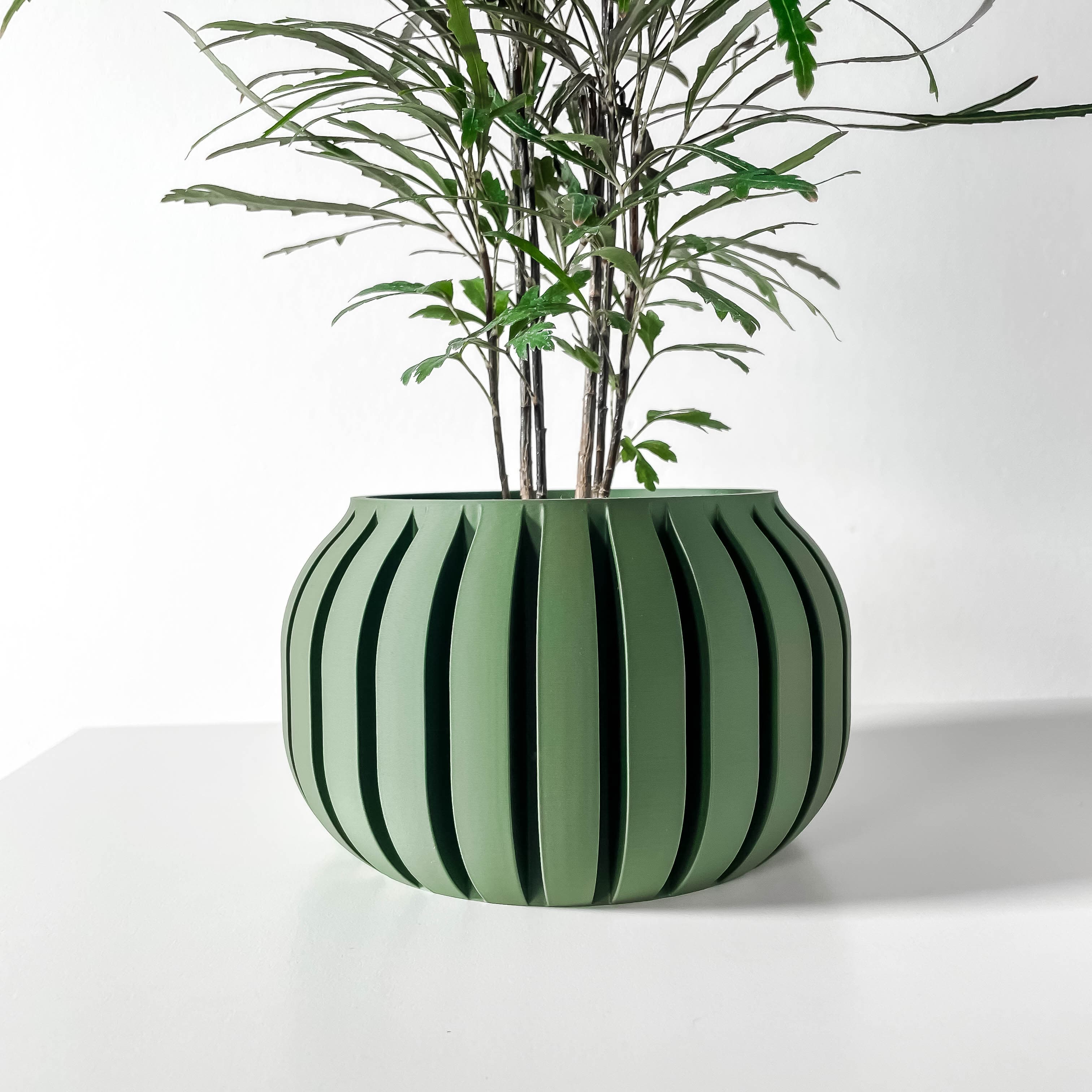 The Juse Planter Pot With Drainage Tray & Stand