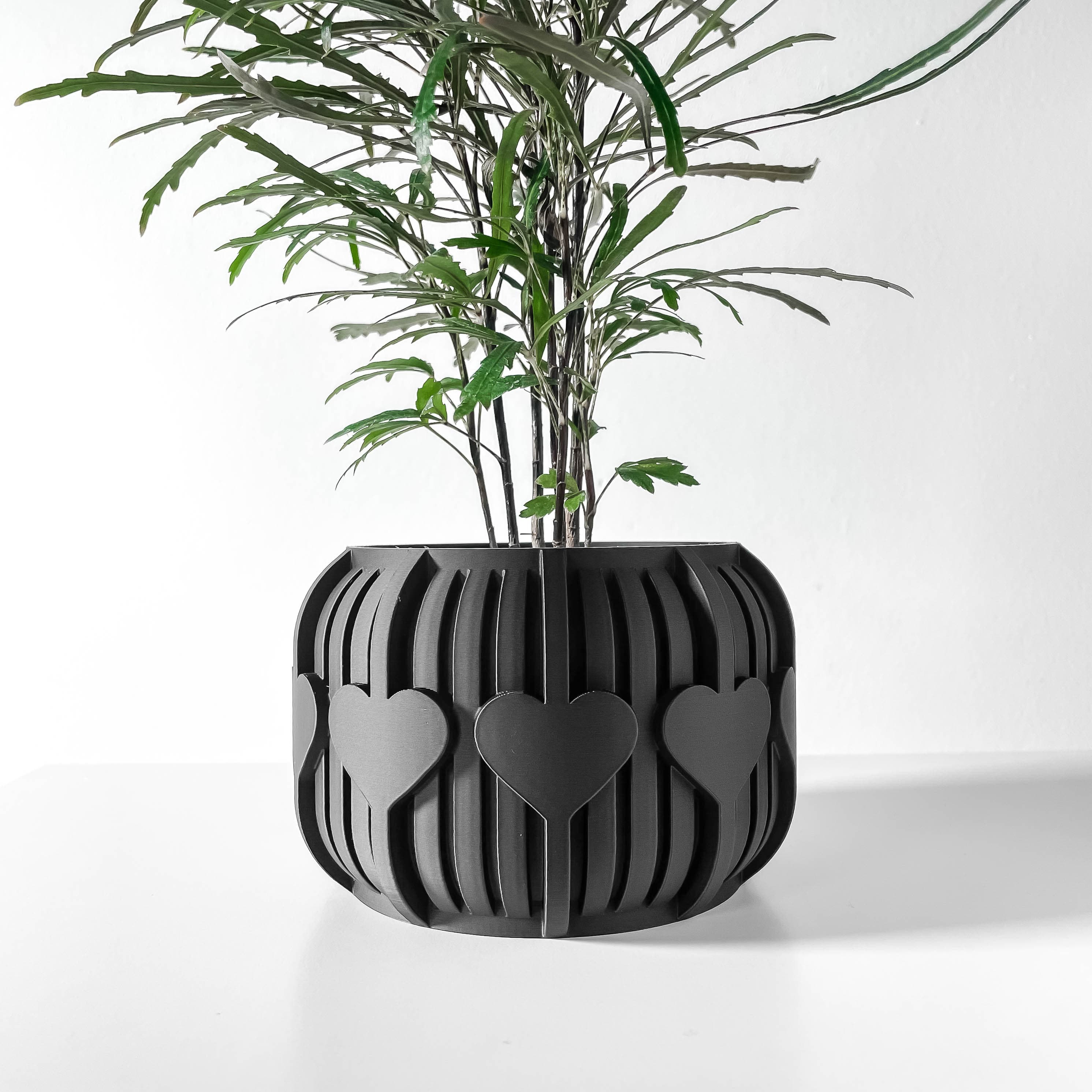 The Aldes Heart Planter Pot With Drainage Tray & Stand