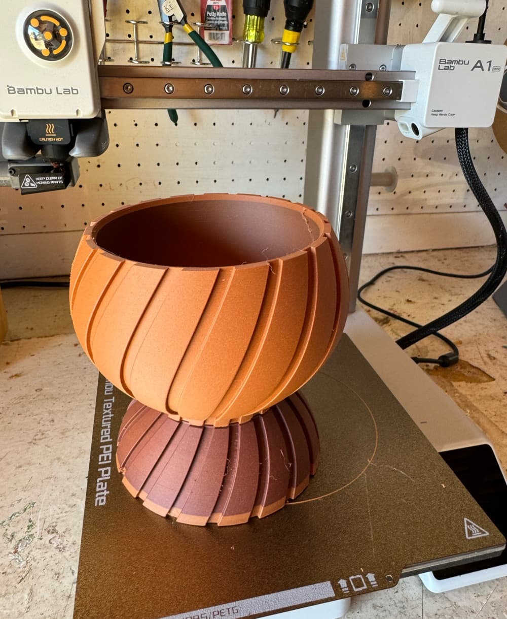 The Maki Planter Pot With Drainage Tray & Stand